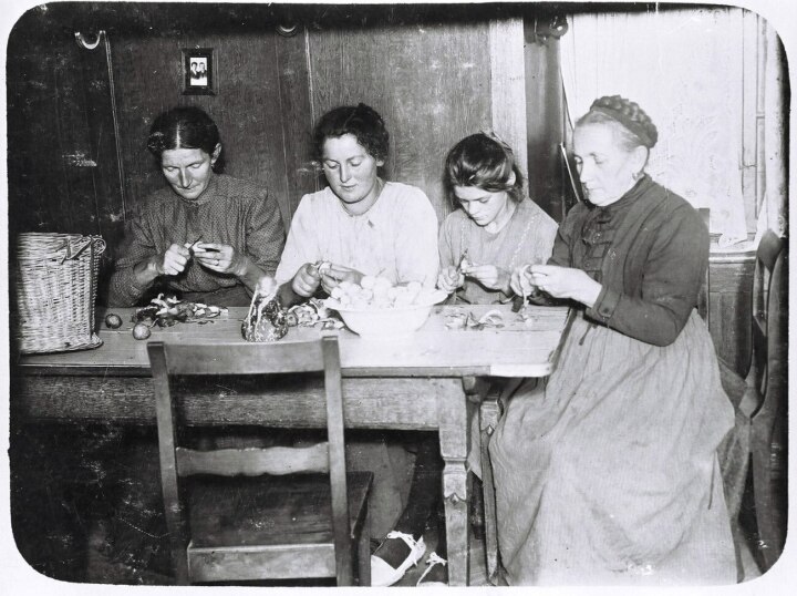 Apfelschälen als gemeinschaftliche Frauenarbeit, Basadingen, 2. Viertel 20. Jahrhundert. Foto: zVg. Historisches Museum Thurgau Apfelschälen als gemeinschaftliche Frauenarbeit, Basadingen, 2. Viertel 20. Jahrhundert. Foto: zVg. Historisches Museum Thurgau