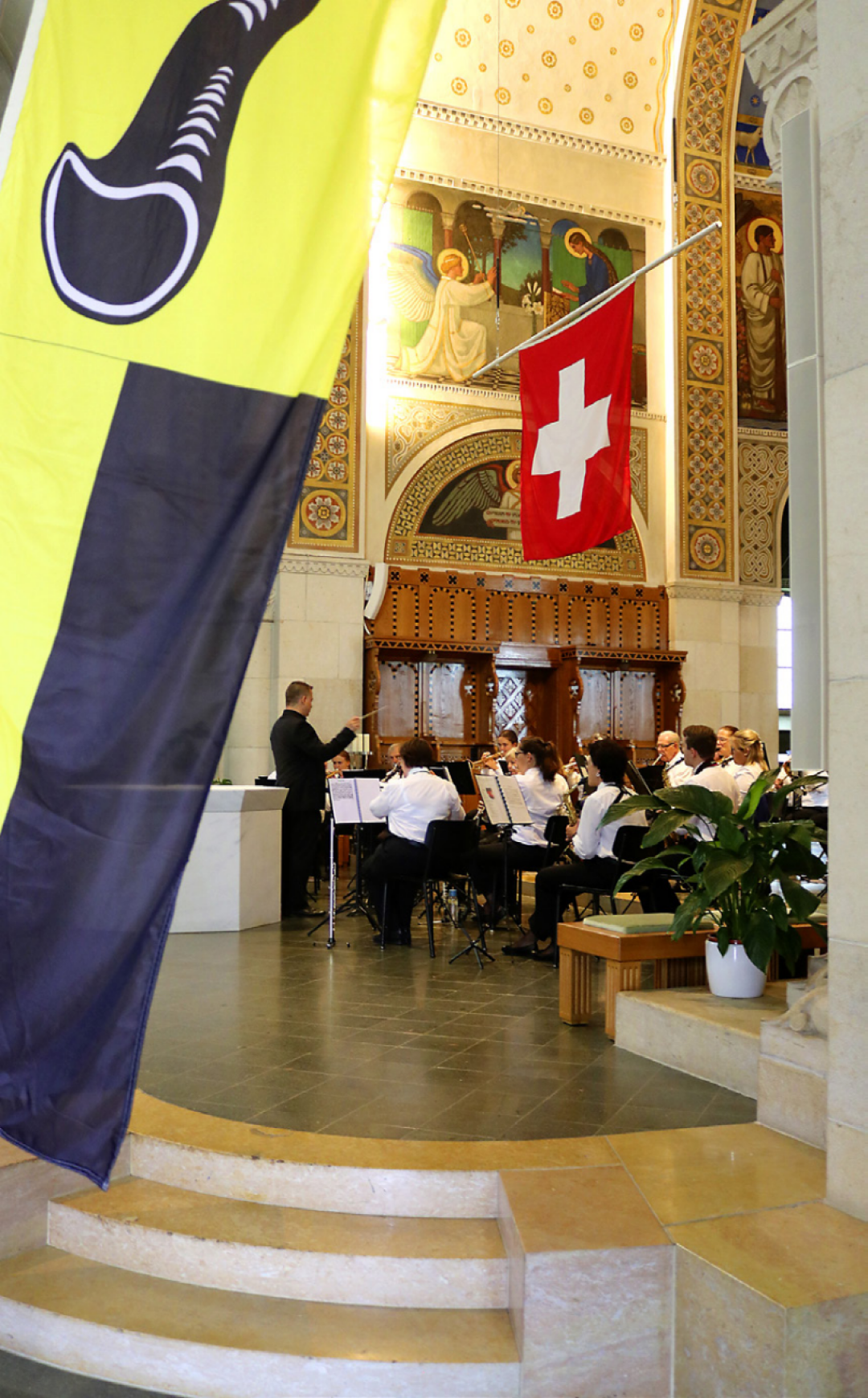 Er gehört ganz einfach dazu – der Musikverein spielte einmal mehr an der Bundesfeier in der beflaggten katholischen Kirche. Er gehört ganz einfach dazu – der Musikverein spielte einmal mehr an der Bundesfeier in der beflaggten katholischen Kirche.