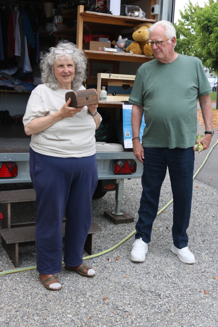 Felix Meier und Gaby Zimmermann «übergeben» das Tauschmobil auf dem Schlossberg seiner Bestimmung in Romanshorn. Fotos: Markus Bösch