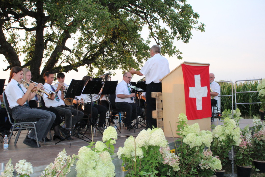 Zur feierlichen musikalischen Umrahmung an der Bundesfeier trägt auch die Musikgesellschaft Uttwil bei. Zur feierlichen musikalischen Umrahmung an der Bundesfeier trägt auch die Musikgesellschaft Uttwil bei.