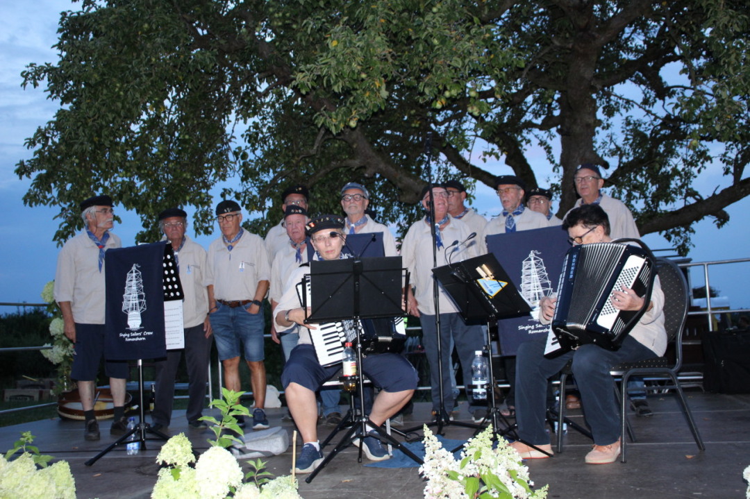 Auch die Singing Sailors` Crew Romanshorn begeisterte mit ihren Liedern. Auch die Singing Sailors` Crew Romanshorn begeisterte mit ihren Liedern.