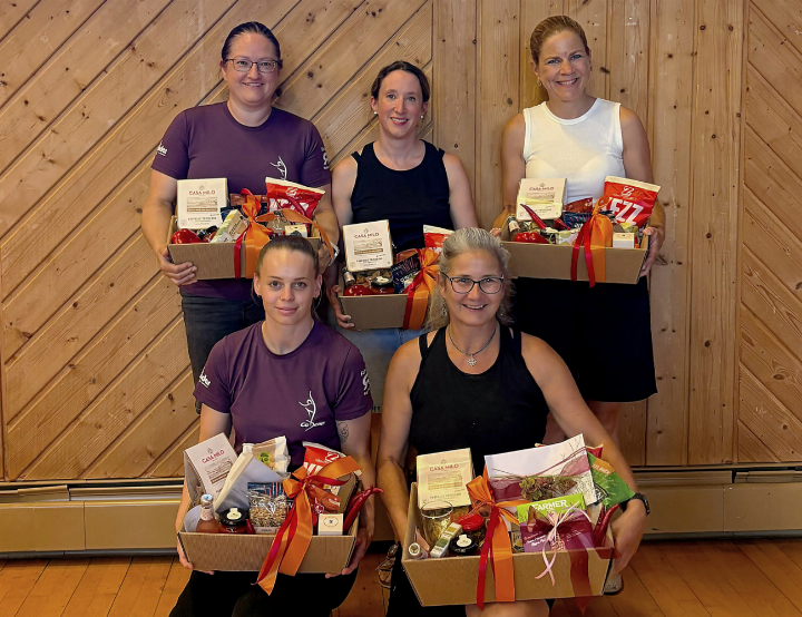 Verdankung Ehrenämter (hinten v. l.): Office Vereinsadmin Yvonne Deckert, Revisorinnen Karin Calonder und Kathrin Berger; kniend von links: Material und Unterhalt Alina Erhart, Office Lead, J&S-Coach Conny Bühler. Foto: TSV Co-Dance Verdankung Ehrenämter (hinten v. l.): Office Vereinsadmin Yvonne Deckert, Revisorinnen Karin Calonder und Kathrin Berger; kniend von links: Material und Unterhalt Alina Erhart, Office Lead, J&S-Coach Conny Bühler. Foto: TSV Co-Dance