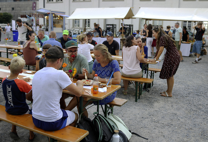 Teilen und geniessen: Gemeinsames Essen am See. Fotos: Markus Bösch