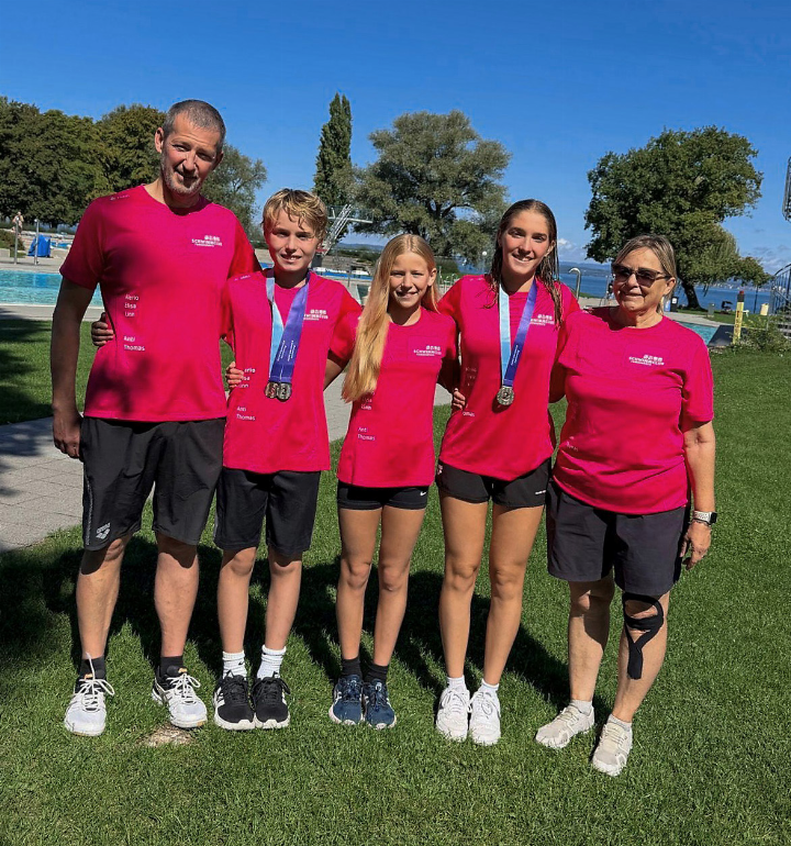 Die erfolgreichen SCR-Sharks mit ihrem Trainerteam: Thomas Gerber, Alerio Zogg, Linn Grob, Elisa Balsamo und Antoinette Gerber (von links). Foto: SC Romanshorn Die erfolgreichen SCR-Sharks mit ihrem Trainerteam: Thomas Gerber, Alerio Zogg, Linn Grob, Elisa Balsamo und Antoinette Gerber (von links). Foto: SC Romanshorn
