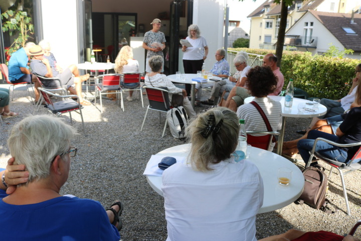 Finissage des Tauschmobils: Stöff Sutter und Gaby Zimmermann tauschen nachdenkliche und witzige Geschichten und Verse. Fotos: Markus Bösch Finissage des Tauschmobils: Stöff Sutter und Gaby Zimmermann tauschen nachdenkliche und witzige Geschichten und Verse. Fotos: Markus Bösch