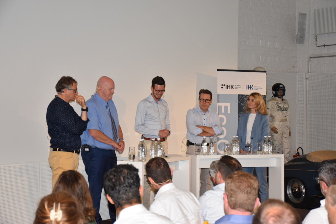 Peter Graf, Unternehmensleiter der St. Galler Stadtwerke (von links), Thomas Ochs, Gemeindepräsident Amlikon-Bissegg; Moderator Adrian Rossi, Teamleiter Wirtschaftspolitik IHK St. Gallen-Appenzell; Beni Würth, Ständerat St. Gallen; Sarah Model Co-CEO Switzerland, Model Group. Peter Graf, Unternehmensleiter der St. Galler Stadtwerke (von links), Thomas Ochs, Gemeindepräsident Amlikon-Bissegg; Moderator Adrian Rossi, Teamleiter Wirtschaftspolitik IHK St. Gallen-Appenzell; Beni Würth, Ständerat St. Gallen; Sarah Model Co-CEO Switzerland, Model Group.