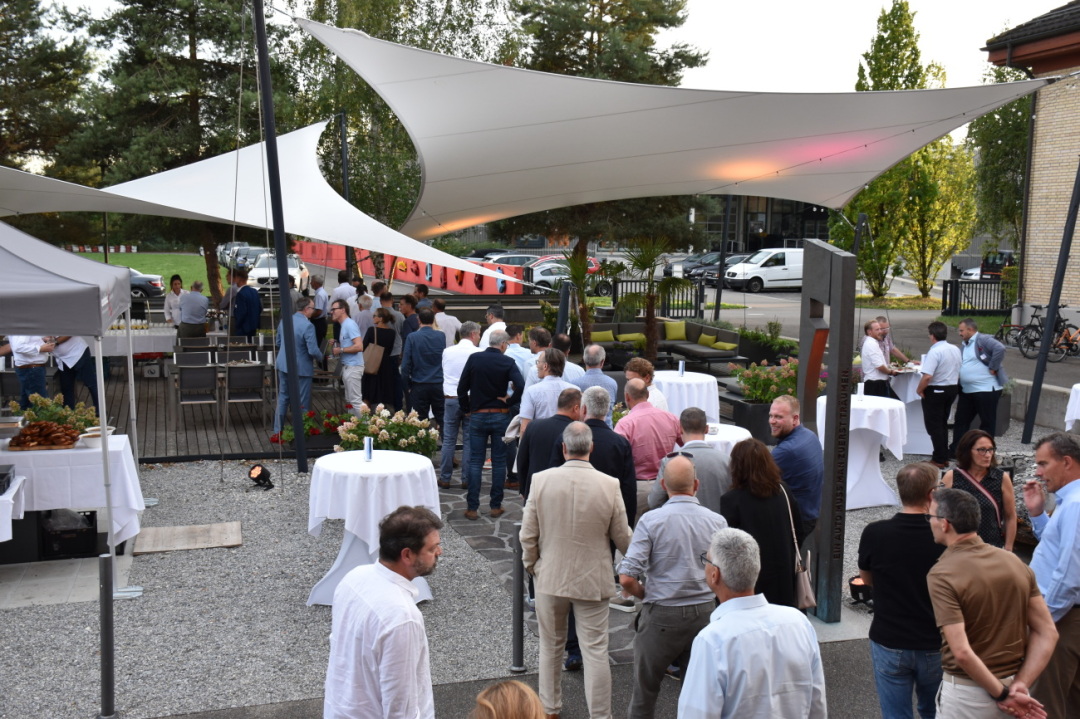 Weiterer Gedankenaustausch beim Apéro. Weiterer Gedankenaustausch beim Apéro.