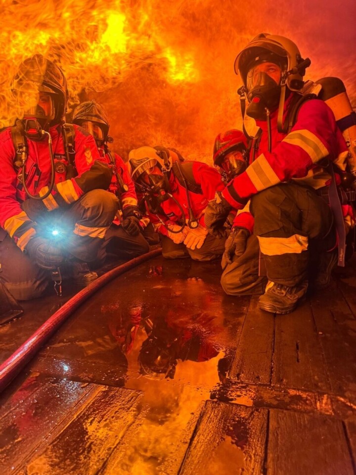 Vom Feuer umzingelt: Ein schweisstreibender Trainingstag unter realitätsnahen Bedingungen mit vollständiger Atemschutzausrüstung. Fotos: Santosh Brivio