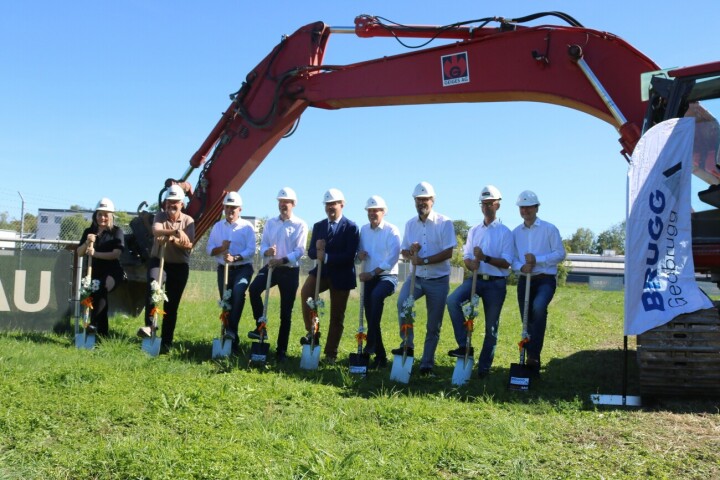 Bauen für die Zukunft in Romanshorn: Spatenstich an der Hofstrasse 37 mit Andrea Roth (6. von links), Regierungspräsident Urs Martin (5. v. l.), Roger Martin, Stadtpräsident Romanshorn (3. v. r.), und Manuel Hungerbühler (2. v. r.). Fotos: Markus Bösch Bauen für die Zukunft in Romanshorn: Spatenstich an der Hofstrasse 37 mit Andrea Roth (6. von links), Regierungspräsident Urs Martin (5. v. l.), Roger Martin, Stadtpräsident Romanshorn (3. v. r.), und Manuel Hungerbühler (2. v. r.). Fotos: Markus Bösch