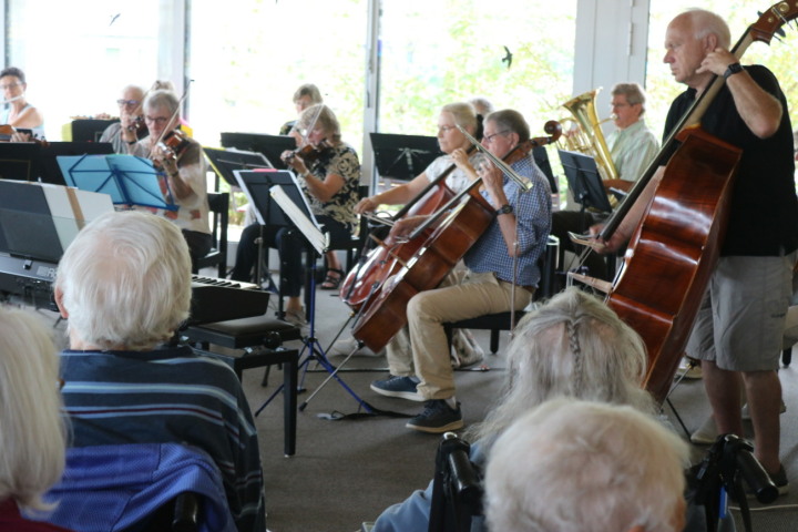 Das Seniorenorchester der Pro Senectute Thurgau zu Gast im Regionalen Pflegeheim Romanshorn. Fotos: Markus Bösch