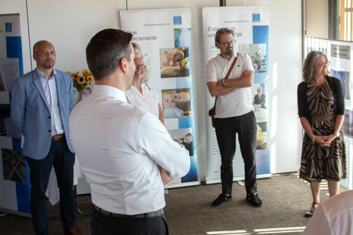 Vertreter aus Ökumene und Politik erhalten Informationen in der Ausstellung.Fotos: Neuapostolische Kirche Romanshorn Vertreter aus Ökumene und Politik erhalten Informationen in der Ausstellung.Fotos: Neuapostolische Kirche Romanshorn