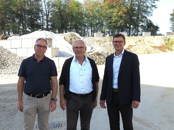 Setzen sich gemeinsam für mehr Nachhaltigkeit im Bau ein (v. l. n. r.): Mathias Tschanen, Präsident Thurgauischer Baumeisterverband, Thomas Imhof, Präsident Baustoff Kreislauf Thurgau, und Martin Eugster, Chef Amt für Umwelt Kanton Thurgau. Foto: zVg. Setzen sich gemeinsam für mehr Nachhaltigkeit im Bau ein (v. l. n. r.): Mathias Tschanen, Präsident Thurgauischer Baumeisterverband, Thomas Imhof, Präsident Baustoff Kreislauf Thurgau, und Martin Eugster, Chef Amt für Umwelt Kanton Thurgau. Foto: zVg.