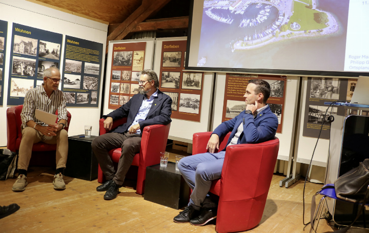 Wer vorwärtsschaut, soll auch das Vergangene im Blick behalten (von links): Stöff Sutter im Gespräch mit Roger Martin und Philipp Gemperle. Foto: Markus Bösch
