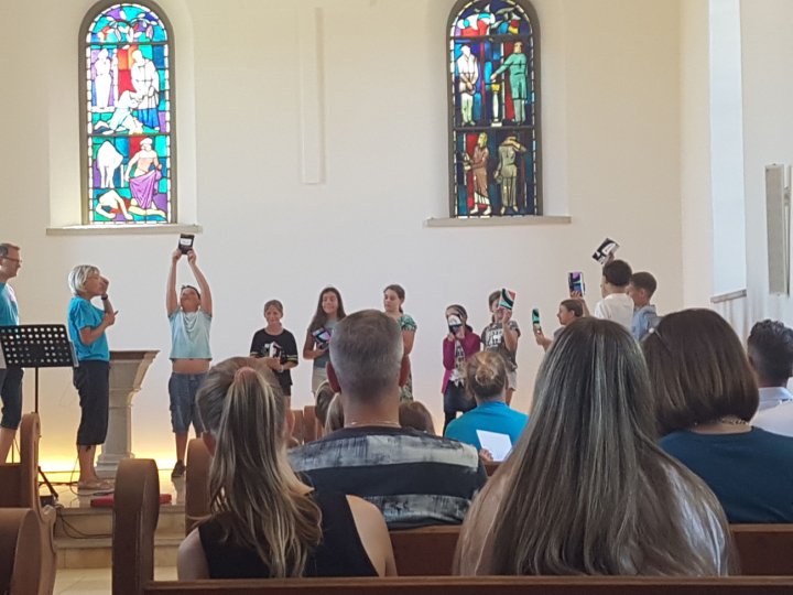 In der Kirche Kunterbunt gaben Theater der 5.-Klässler Einblick ins Leben von Martin Luther. Foto: Evang. Kirchgemeinden Kesswil-Dozwil und Uttwil In der Kirche Kunterbunt gaben Theater der 5.-Klässler Einblick ins Leben von Martin Luther. Foto: Evang. Kirchgemeinden Kesswil-Dozwil und Uttwil