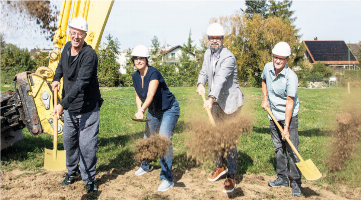 Jetzt geht’s los (von links): Spatenstich mit Architekt Roger Biscioni, Primarschulpräsidentin Nicole Ebe, Stadtpräsident Roger Martin und Sekundarschulpräsident Walo Bohl. Bild: Rolf Müller