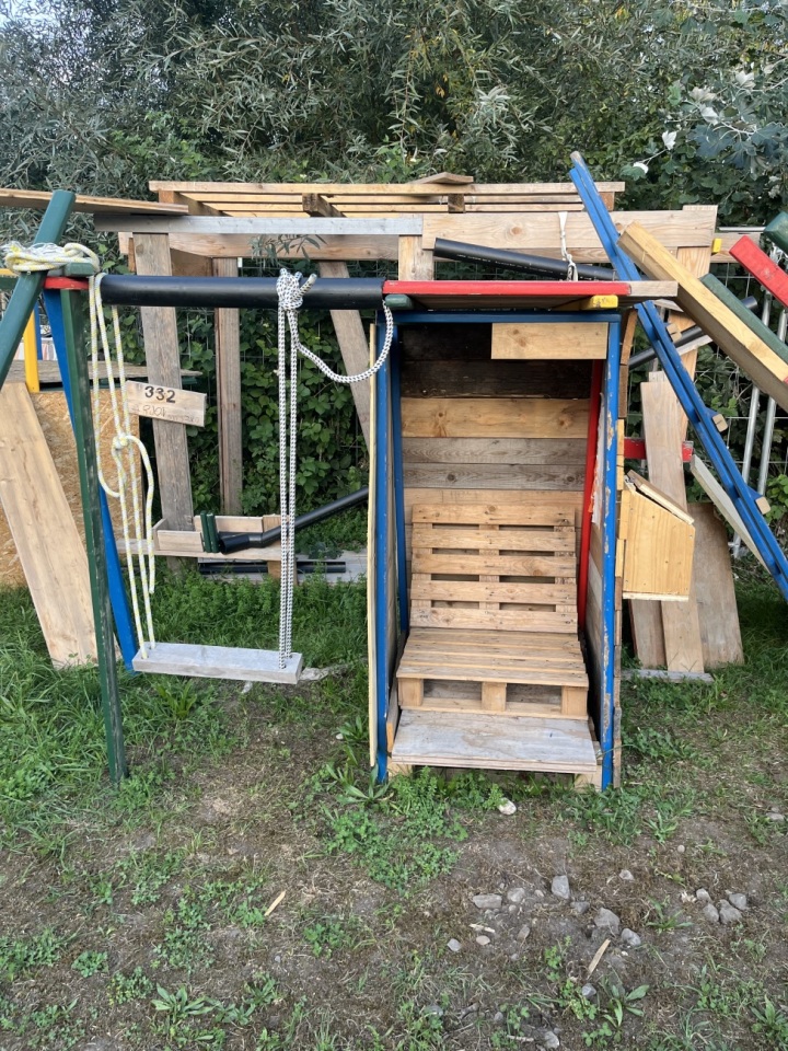 Die während der Saison entstandenen Häuser und Bauwerke werden ab der zweiten Ferienwoche nach und nach zurückgebaut. Helfende Hände willkommen. Fotos: Kinderbaustelle KiBaRoSa Die während der Saison entstandenen Häuser und Bauwerke werden ab der zweiten Ferienwoche nach und nach zurückgebaut. Helfende Hände willkommen. Fotos: Kinderbaustelle KiBaRoSa