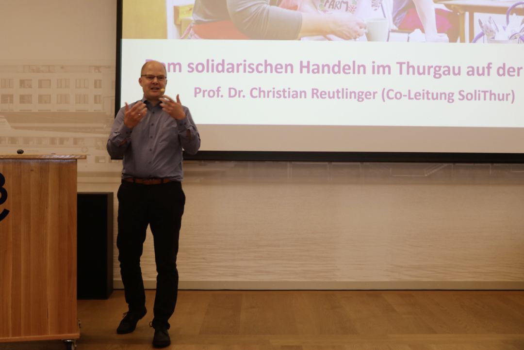 Christian Reutlinger nahm die Teilnehmerinnen und Teilnehmer auf eine Tour d’Horizon durch das Thema «Solidarität». Christian Reutlinger nahm die Teilnehmerinnen und Teilnehmer auf eine Tour d’Horizon durch das Thema «Solidarität».