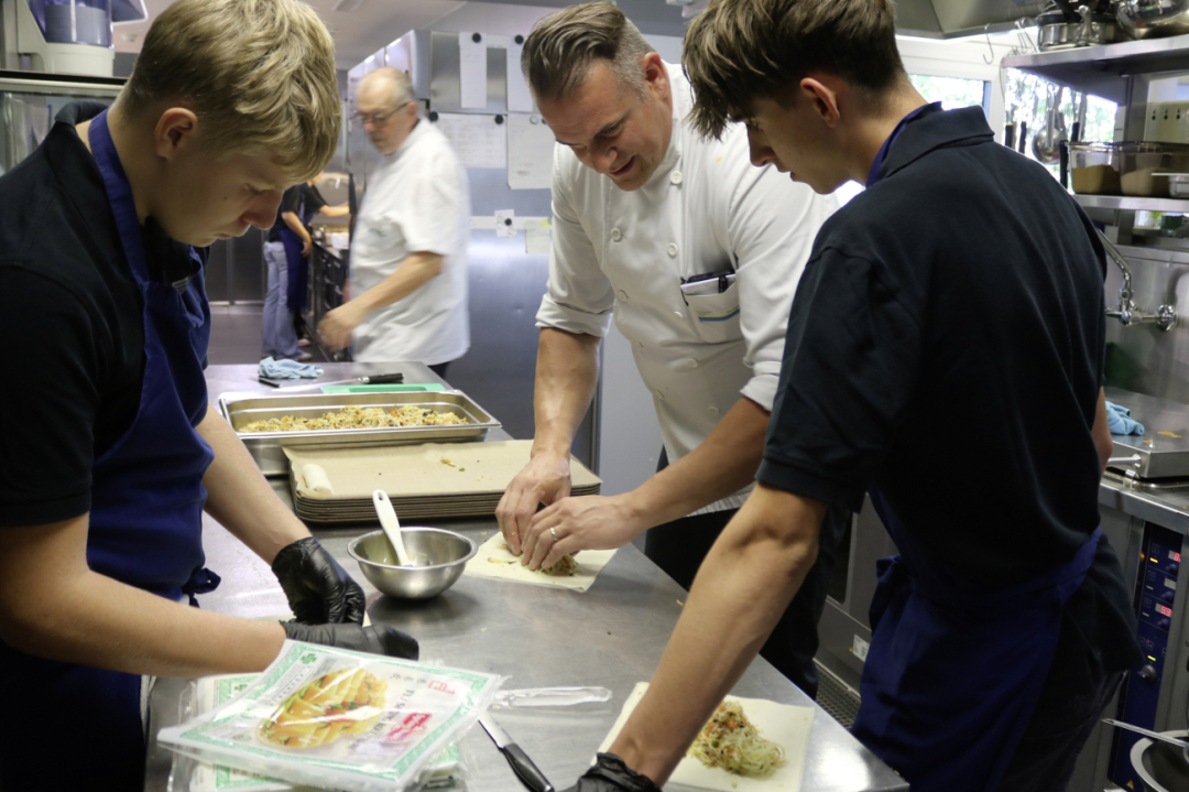 Klimagerecht (für andere) kochen in der Mensa – ein weiterer Hebel, im Alltag zu handeln. Klimagerecht (für andere) kochen in der Mensa – ein weiterer Hebel, im Alltag zu handeln.