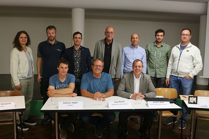 Hinten (von links): Claudia Brunner (Schule), Andreas Dalcher (Feuerwehr), Philipp Gemperle (Stadtrat), Andreas Steinke (Alterszentrum Holzenstein), Werner Verand (Kanton), Beni Suter (Förster), Joh van der Bie (EW Romanshorn); vorne sitzend: Andreas Kugler (Landwirt), Jürg Marolf (Fischerei), Andrea Roth (GeoBrugg/Fatzer, Präsi AVR). Foto: Markus Bösch
