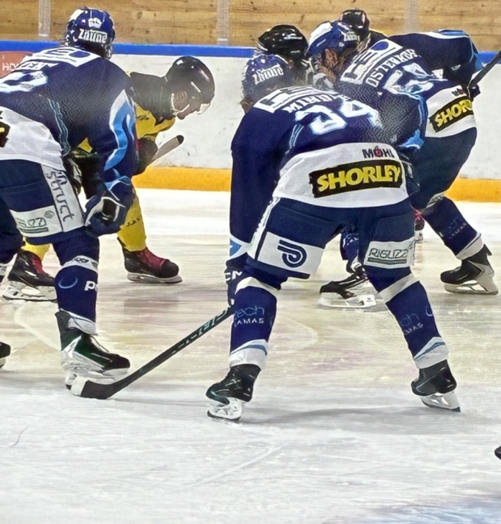 Nach schneller Führung, schliesslich schmerzhafte Niederlage: Die PIKES EHC Oberthurgau verlieren gegen den HC Franches Montagnes mit 2:5. Foto: Hansruedi Vonmoos