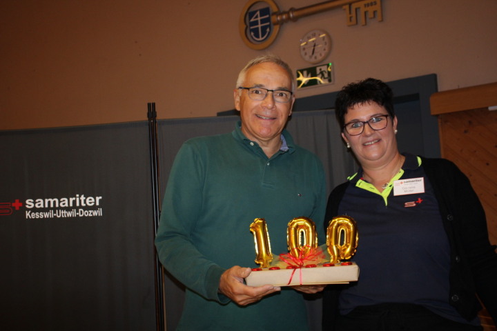 Die Präsidentin Cornelia Müller überreicht Heinz Züllig ein Jubiläumsgeschenk des Samaritervereines Kesswil-Uttwil-Dozwil. Fotos: Trudi Krieg Die Präsidentin Cornelia Müller überreicht Heinz Züllig ein Jubiläumsgeschenk des Samaritervereines Kesswil-Uttwil-Dozwil. Fotos: Trudi Krieg
