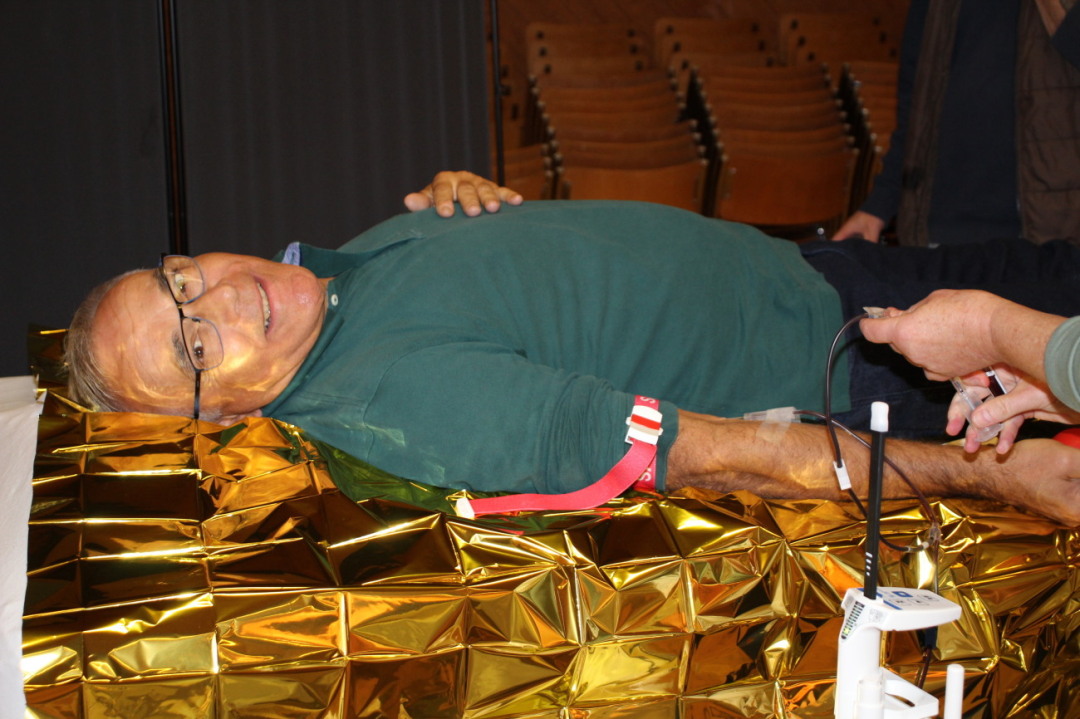 Sein Bett für die Blutspende ist zur Feier des Tages mit einer goldenen Rettungsdecke überzogen worden. Sein Bett für die Blutspende ist zur Feier des Tages mit einer goldenen Rettungsdecke überzogen worden.