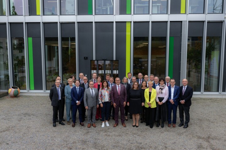 Die Regierungen der Kantone St.Gallen, Appenzell Ausserrhoden, Appenzell Innerrhoden und Thurgau tauschten sich über diverse Themen aus, unter anderem über die strategische Zusammenarbeit. Foto: zVg.