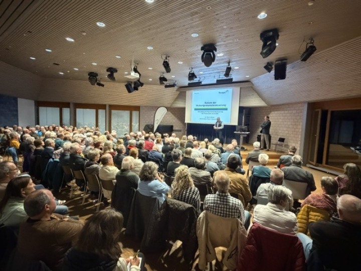 Rund 160 Personen besuchten den Herbstanlass der HEV-Sektion Romanshorn in der Aula der Kantonsschule Romanshorn. Fotos: zVg. HEV Romanshorn Rund 160 Personen besuchten den Herbstanlass der HEV-Sektion Romanshorn in der Aula der Kantonsschule Romanshorn. Fotos: zVg. HEV Romanshorn