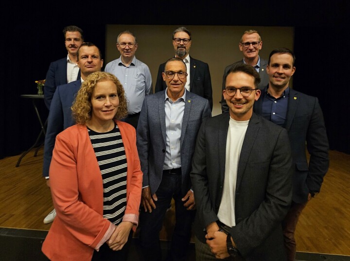 Der Romanshorner Stadtrat, wie er nach den Wahlen aussehen könnte. Vorn v. l.: Jasmin Fischer, Diego Huber; Mitte v. l.: Björn Stäheli, Christian Zanetti, Philipp Gemperle; hinten v. l.: Aron Signer, Peter Eberle, Roger Martin, Roman Imhof. Foto: Christoph Sutter
