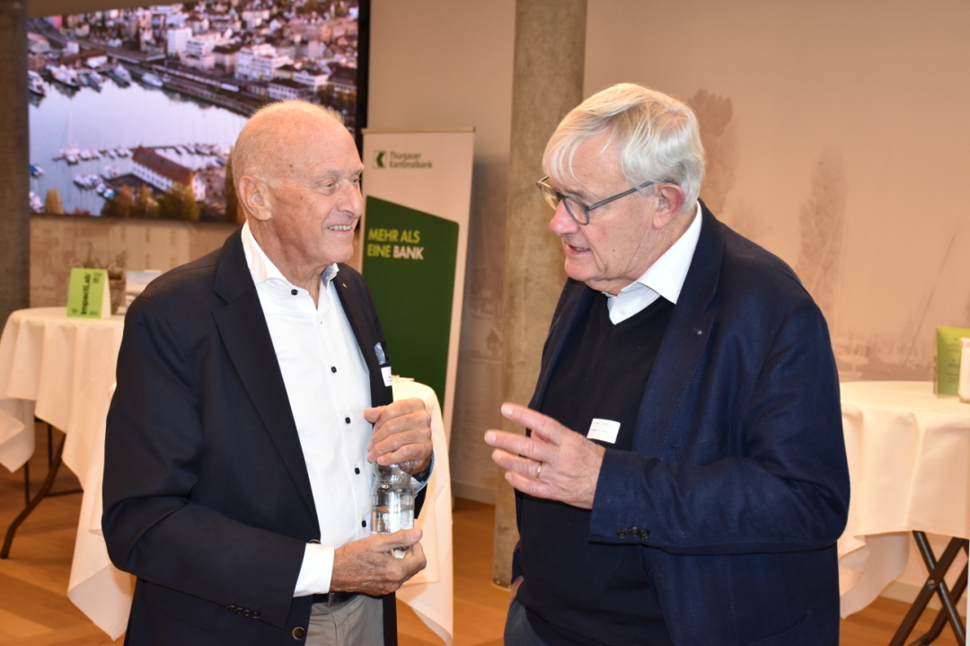 Angeregte Diskussionen. Angeregte Diskussionen.