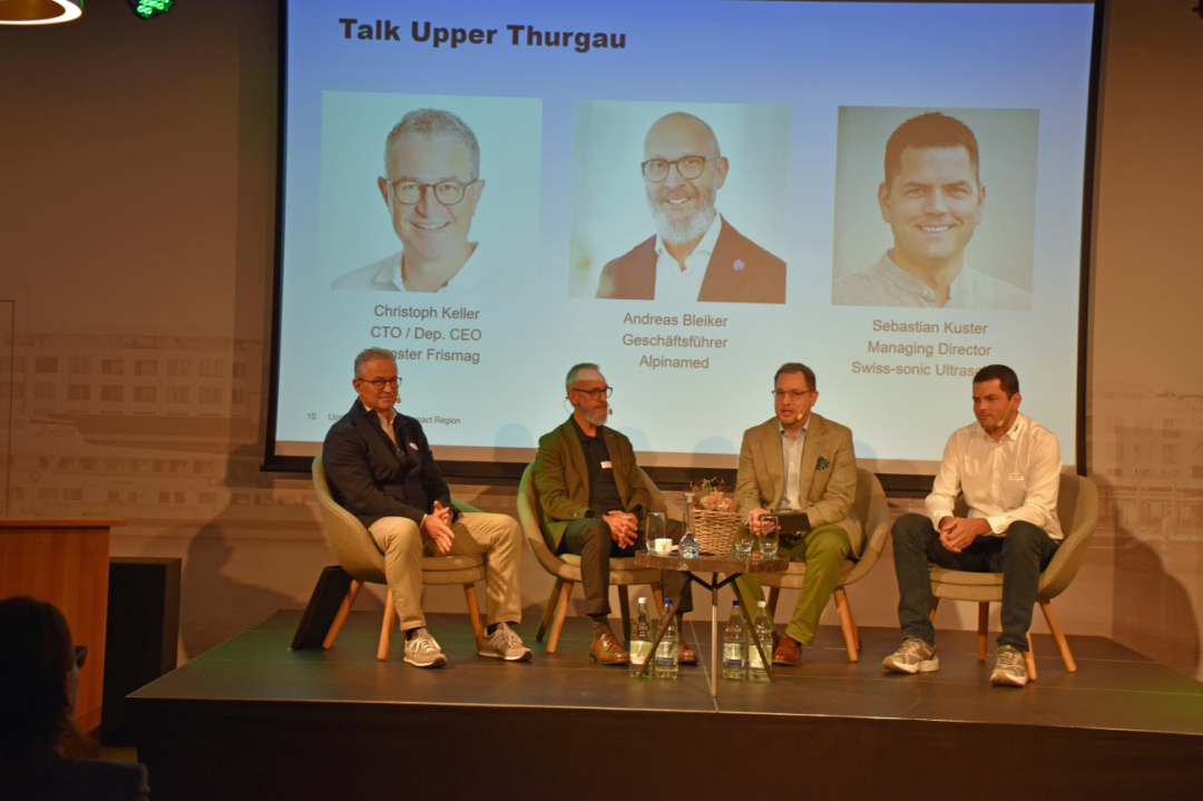 Podiumsgespräch, von links: Christoph Keller, CEO Eugster / Frismag, Andreas Bleiker, Geschäftsführer Alpinamed, Moderation Jérôme Müggler, Direktor IHK Thurgau, Sebastian Kuster, Managing Director swiss-sonic Ultraschall. Podiumsgespräch, von links: Christoph Keller, CEO Eugster / Frismag, Andreas Bleiker, Geschäftsführer Alpinamed, Moderation Jérôme Müggler, Direktor IHK Thurgau, Sebastian Kuster, Managing Director swiss-sonic Ultraschall.